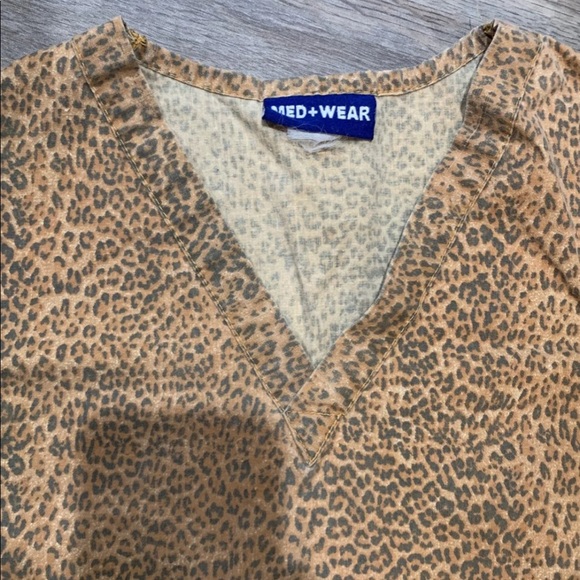 Scrub top leopard print size small women’s - Picture 3 of 6